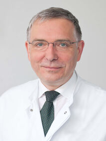 [Translate to English:] Portrait von Prof. Dr. med. Hartmut Goldschmidt