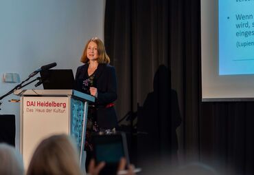 Frau Professor Taubner hält einen Vortrag bei der Empathiekonferenz des DAI Heidelberg