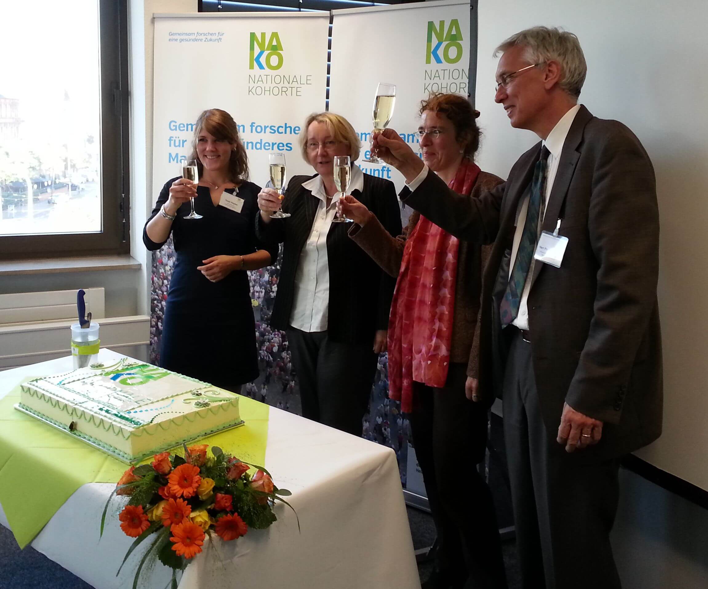 (v.l. Tanja Höpker, AG Nationale Kohorte, Theresia Bauer, Ministerin für Wissenschaft, Forschung und Kunst, Dr. Halina Greiser, DKFZ, Leiterin AG Nationale Kohorte, Prof. Dr. Rudolf Kaaks, DKFZ, Abteilung Epidemiologie von Krebserkrankungen)