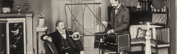 Historische Roentgenaufnahme - Transportable Röntgeneinrichtung im Sprechzimmer von 1905 Historische Roentgenaufnahme - Transportable Röntgeneinrichtung im Sprechzimmer von 1905