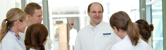 PD Dr. Schenk mit Kollegen im Gespräch PD Dr. Schenk mit Kollegen im Gespräch
