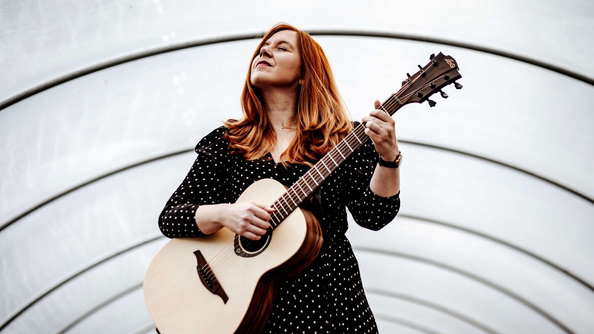 Marie Luise Gunst spielt auf der Gitarre