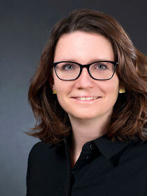 Portrait von Dr. phil. Julia Holl Portrait von Dr. phil. Julia Holl