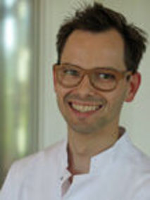 Portrait von Dr. med. dent. Moritz Waldecker Portrait von Dr. med. dent. Moritz Waldecker