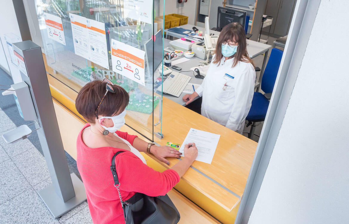 Patientin im Krankenhaus braucht die doppelte Behandlung Patientin im Krankenhaus braucht die doppelte Behandlung