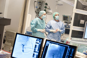 Ärzteteam bei einem interventionellen radiologischen Einsatz Ärzteteam bei einem interventionellen radiologischen Einsatz