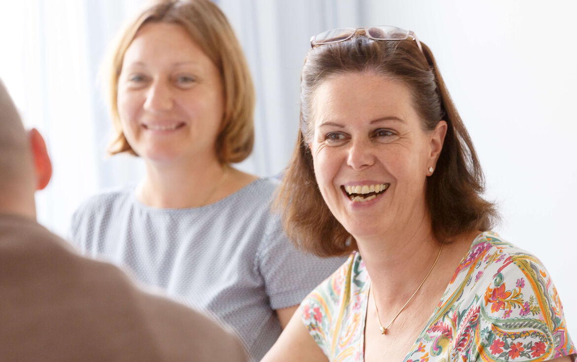 Frau Bondong und Frau Wegner (Case Managerinnen) im Gespräch mit einem Patienten.