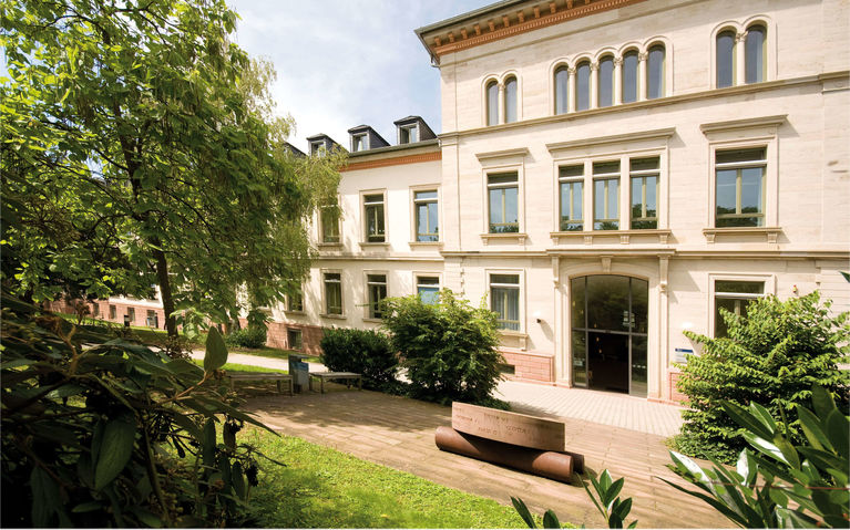 [Translate to English:] Gebäudeansicht, Klinik für Allgemeine Psychiatrie des Universitätsklinikums Heidelberg