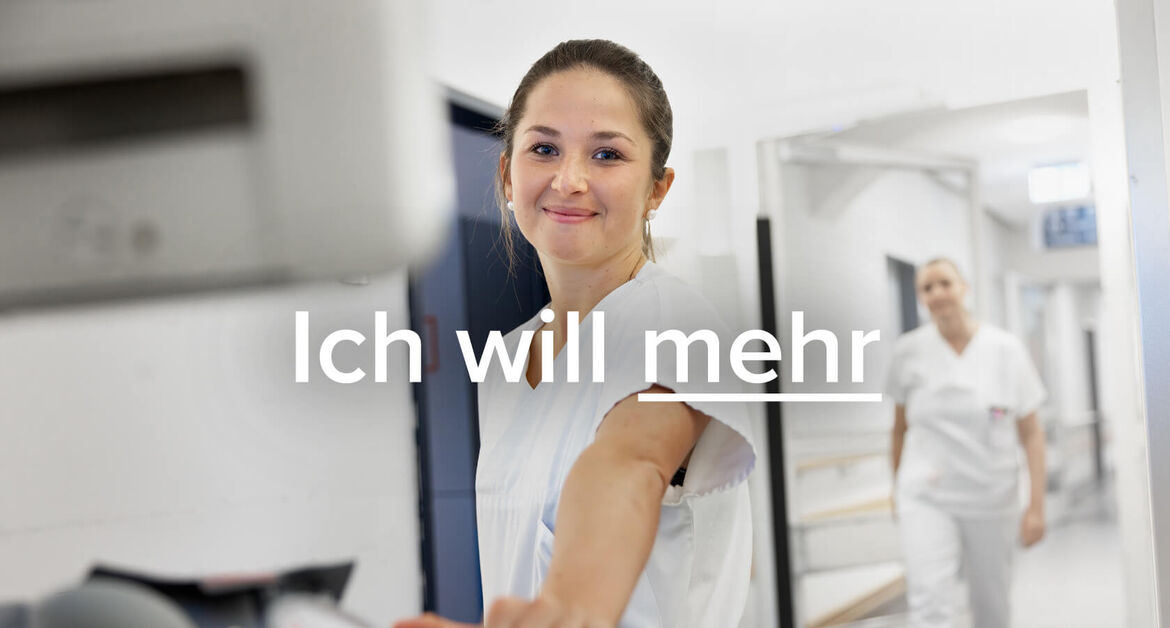 Motiv der Pflegekampagne "Ich will mehr" - Das Bild zeigt eine Pflegerin und den Schriftzug "Ich will mehr".
