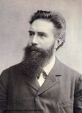 Wilhelm Conrad Röntgen:"Ich hatte von meiner Arbeit niemanden etwas gesagt; meiner Frau teilte ich mit, daß ich etwas mache, von dem die Leute, wenn sie es erfahren, sagen würden, der Röntgen ist wohl verrückt geworden." Historische Aufnahme - Portrait von Wilhelm Conrad Röntgen