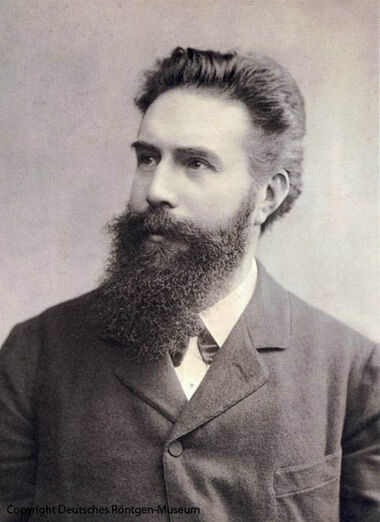Wilhelm Conrad Röntgen:"Ich hatte von meiner Arbeit niemanden etwas gesagt; meiner Frau teilte ich mit, daß ich etwas mache, von dem die Leute, wenn sie es erfahren, sagen würden, der Röntgen ist wohl verrückt geworden." Historische Aufnahme - Portrait von Wilhelm Conrad Röntgen