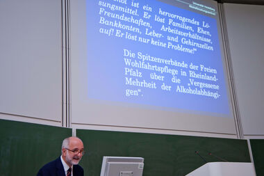 "Alkohol ist ein Lösungsmittel. Es löst nur keine Probleme!" "Alkohol ist ein Lösungsmittel. Es löst nur keine Probleme!"