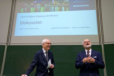 Alte Studienkollegen: Prof. Adler und Prof. Seitz. Alte Studienkollegen: Prof. Adler und Prof. Seitz.