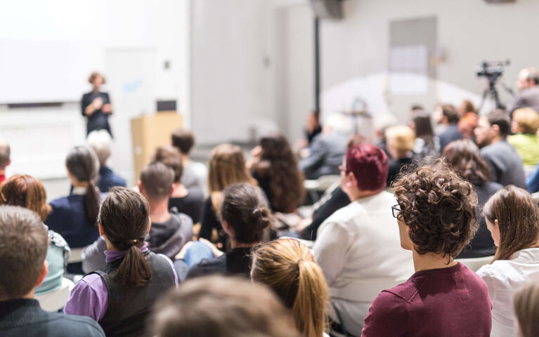 Vortrag im Hörsaal des Zentrums für Psychosoziale Medizin mit jungen Zuhörern