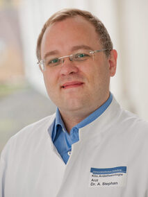 Portrait von Dr. med. Adrian Stephan Portrait von Dr. med. Adrian Stephan