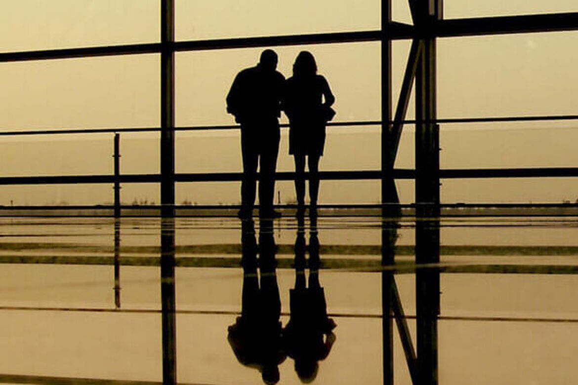 Flughafenhalle mit zwei Personen am Fenster_Prostatakrebs