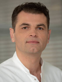 Portrait von Dr. medic. (Univ. Bukarest) Dr. med. Alexandru Calistru Portrait von Dr. medic. (Univ. Bukarest) Dr. med. Alexandru Calistru