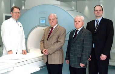 (v.l.) Professor Dr. Kauczor, Ärztlicher Direktor der Radiologischen Universitätsklinik, Norbert Mahlke, Vorsitzender der Siebeneicher-Stiftung, Robert Schilling, stellvertretender Vorsitzender der Siebeneicher-Stiftung und Privatdozent Dr. Jens-Peter S