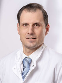 Portrait von Dr. med. Sebastian Decker, MHBA