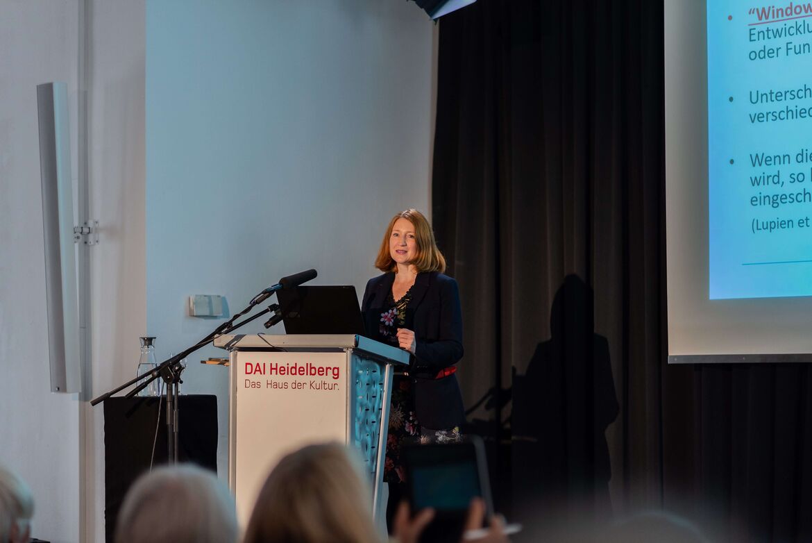 Frau Professor Svenja Taubner spricht im Rahmen der Empathiekonferenz zum Thema Empathie für aggressive Jugendliche