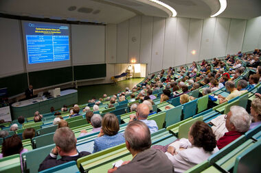 Große Resonanz: Der Hörsaal der Kopfklinik war gut gefüllt.